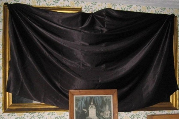 tai-sao-phai-che-guong-khi-nha-co-nguoi-mat-1